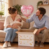 Uitpakmoment met It's A Baby Girl Helium Ballon uit een cadeaudoos van Ballonnenshop.nl