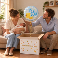 Uitpakmoment met It's A Boy Badeend Helium Ballon uit een cadeaudoos van Ballonnenshop.nl