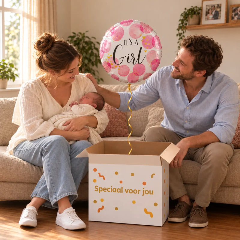 Uitpakmoment met It's A Girl Stippen Helium Ballon uit een cadeaudoos van Ballonnenshop.nl