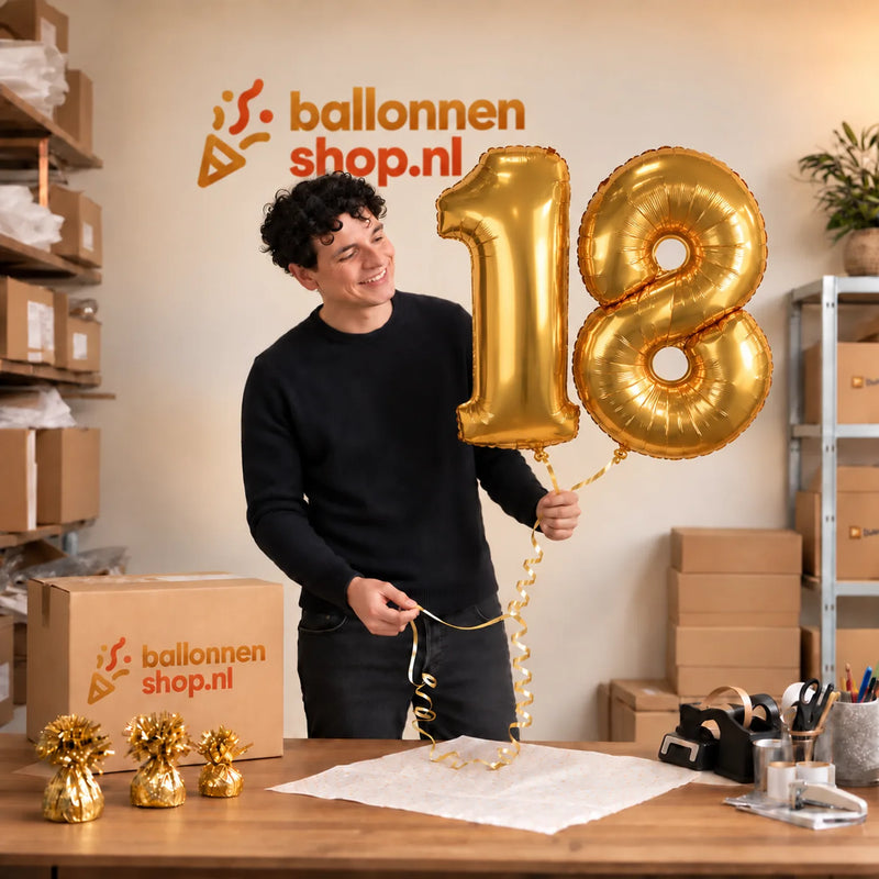 Jesse houdt de 18 Jaar Cijfer Ballonnen Goud vast in de warme inpakruimte van Ballonnenshop.nl.