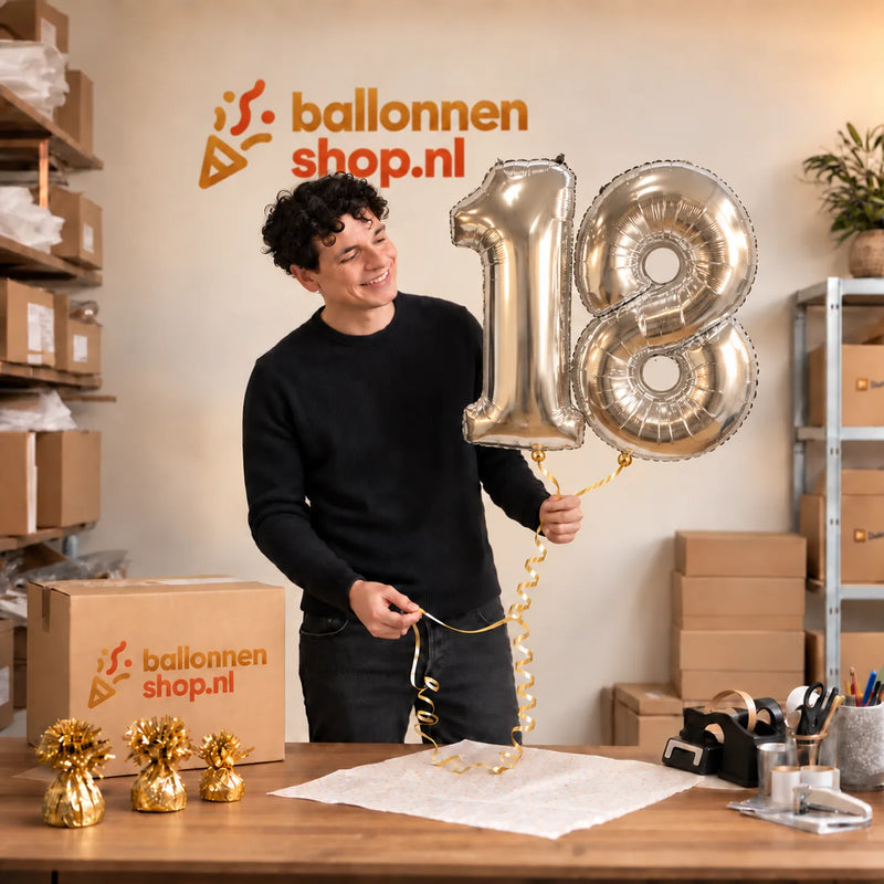 Jesse houdt de 18 Jaar Cijfer Ballonnen Zilver vast in de warme inpakruimte van Ballonnenshop.nl.