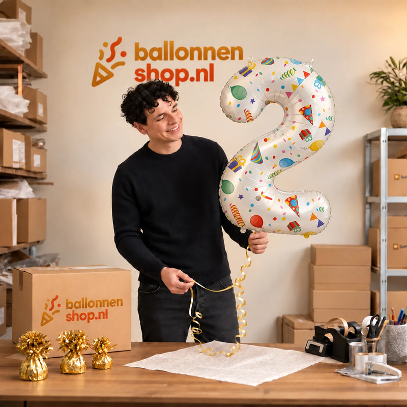 Jesse houdt de 2 Jaar Cijfer Joyful Party XL vast in de warme inpakruimte van Ballonnenshop.nl.