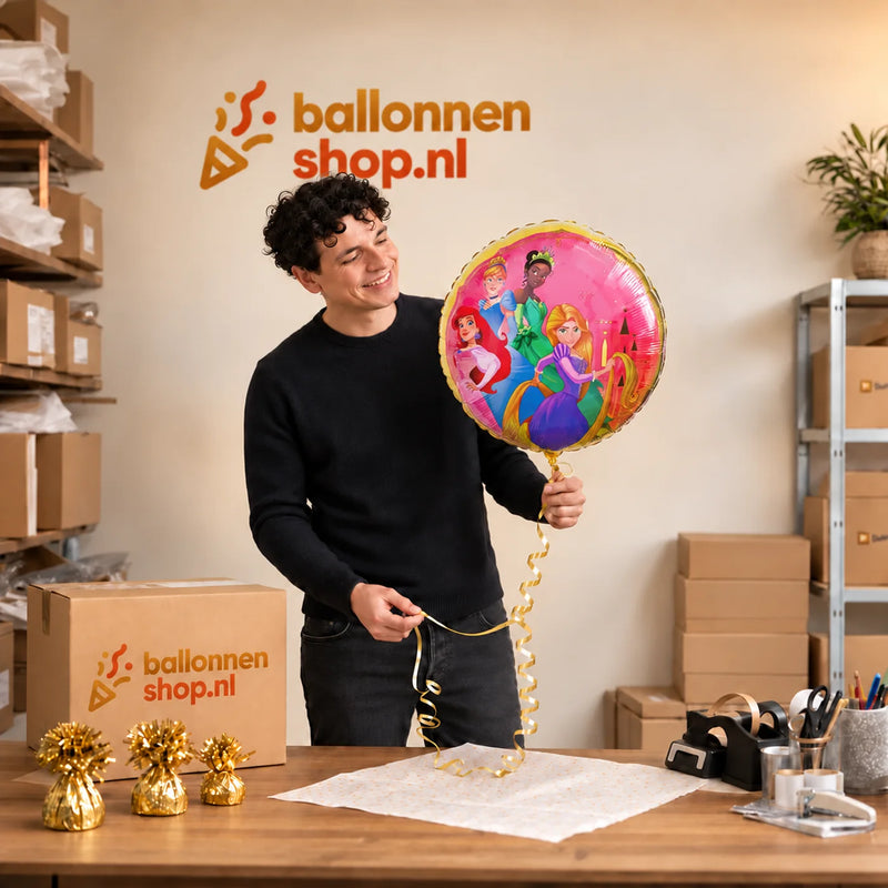 Jesse houdt de Disney Prinsessen Helium Ballon vast in de warme inpakruimte van Ballonnenshop.nl.