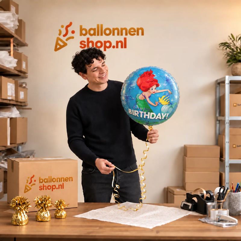 Jesse houdt de Ariel Happy Birthday Ballon vast in de warme inpakruimte van Ballonnenshop.nl.