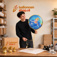 Jesse houdt de Assepoester Disney Prinses Ballon vast in de warme inpakruimte van Ballonnenshop.nl.