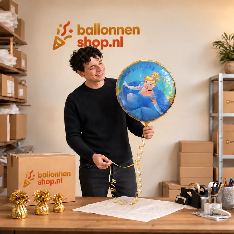 Jesse houdt de Assepoester Disney Prinses Ballon vast in de warme inpakruimte van Ballonnenshop.nl.