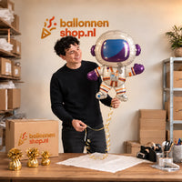 Jesse houdt de Astronaut Helium XL Ballon vast in de warme inpakruimte van Ballonnenshop.nl.