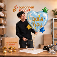 Jesse houdt de Baby Boy Hart Sterren XL Ballon vast in de warme inpakruimte van Ballonnenshop.nl.