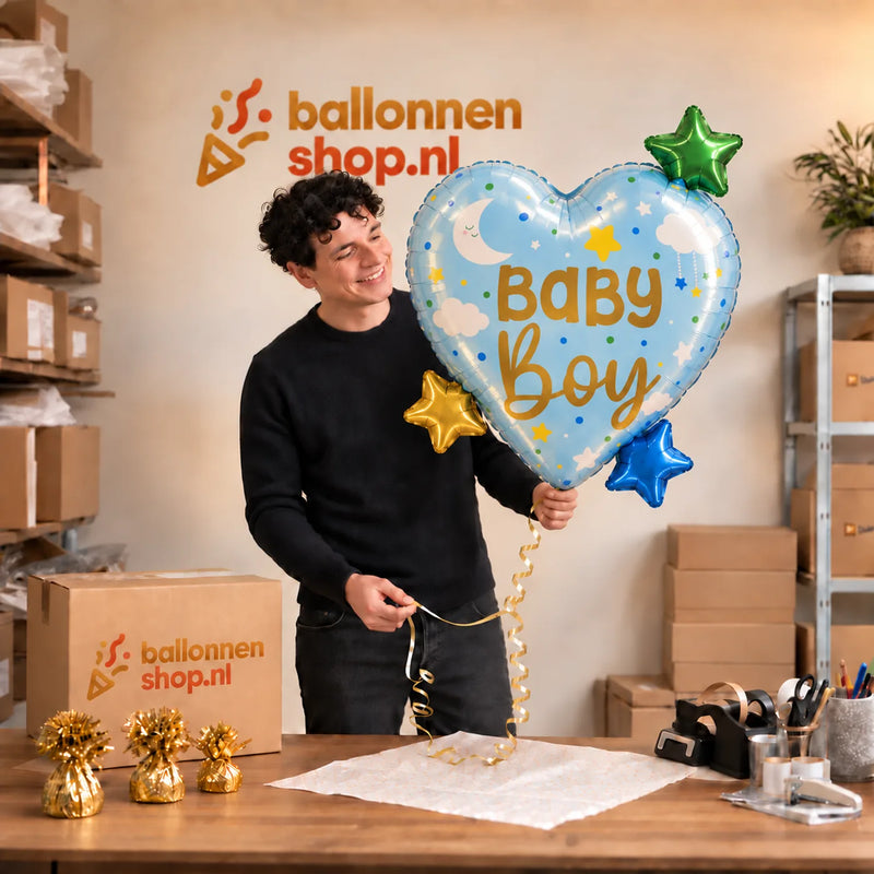Jesse houdt de Baby Boy Hart Sterren XL Ballon vast in de warme inpakruimte van Ballonnenshop.nl.