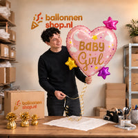 Jesse houdt de Baby Girl Hart Sterren XL Ballon vast in de warme inpakruimte van Ballonnenshop.nl.