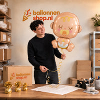 Jesse houdt de Baby Helium XL Ballon vast in de warme inpakruimte van Ballonnenshop.nl.
