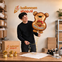 Jesse houdt de Big Hug Beer Ballon vast in de warme inpakruimte van Ballonnenshop.nl.