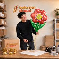Jesse houdt de Bloem Helium XL Ballon vast in de warme inpakruimte van Ballonnenshop.nl.