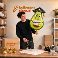 Jesse houdt de Bravocado Helium XL Ballon vast in de warme inpakruimte van Ballonnenshop.nl.