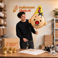 Jesse houdt de Bumba Helium XL Ballon vast in de warme inpakruimte van Ballonnenshop.nl.
