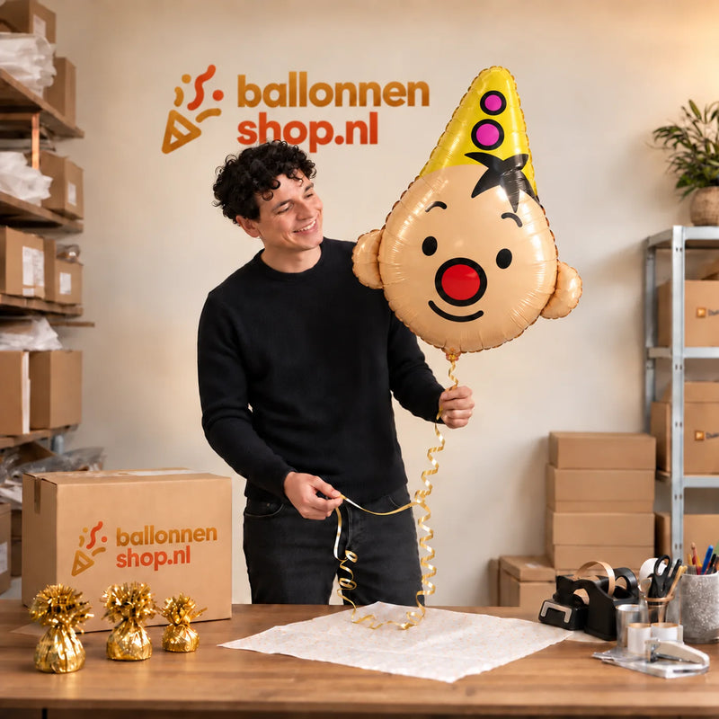 Jesse houdt de Bumba Helium XL Ballon vast in de warme inpakruimte van Ballonnenshop.nl.