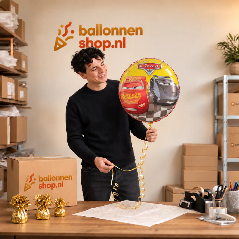 Jesse houdt de Cars Racers Helium Ballon vast in de warme inpakruimte van Ballonnenshop.nl.