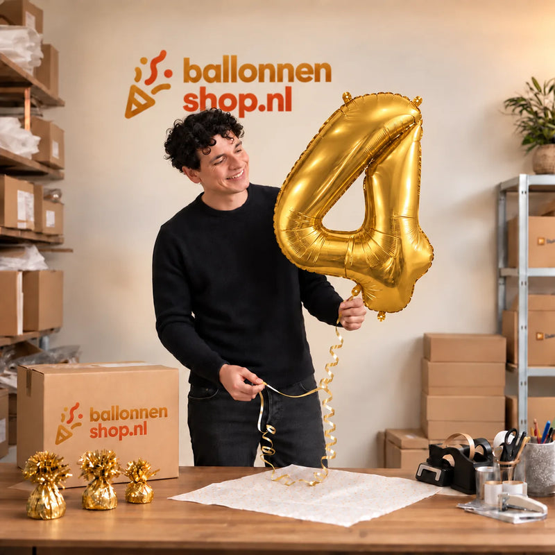 Jesse houdt de Cijfer 4 Helium Ballon Goud vast in de warme inpakruimte van Ballonnenshop.nl.