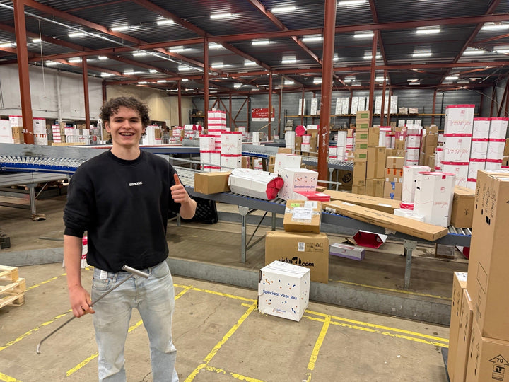 Jesse de Vries bij de overdracht van Ballonnenshop-verzenddozen aan het postbedrijf