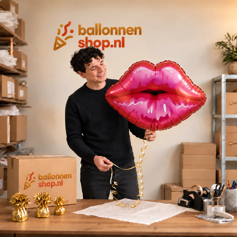 Jesse houdt de Dikke Zoen Ballon vast in de warme inpakruimte van Ballonnenshop.nl.