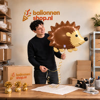 Jesse houdt de Egel Helium XL Ballon vast in de warme inpakruimte van Ballonnenshop.nl.