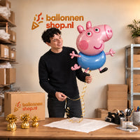 Jesse houdt de George Helium XL Ballon vast in de warme inpakruimte van Ballonnenshop.nl.