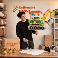 Jesse houdt de Graafmachine Happy Birthday XL vast in de warme inpakruimte van Ballonnenshop.nl.