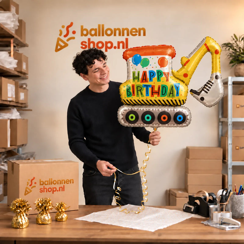 Jesse houdt de Graafmachine Happy Birthday XL vast in de warme inpakruimte van Ballonnenshop.nl.