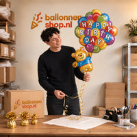 Jesse houdt de Happy Birthday Beer XL Ballon vast in de warme inpakruimte van Ballonnenshop.nl.