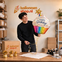 Jesse houdt de Happy Birthday Cupcake XL Ballon vast in de warme inpakruimte van Ballonnenshop.nl.