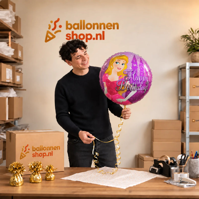 Jesse houdt de Happy Birthday Prinses Ballon vast in de warme inpakruimte van Ballonnenshop.nl.