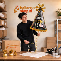 Jesse houdt de Happy New Year Feesthoed XL vast in de warme inpakruimte van Ballonnenshop.nl.