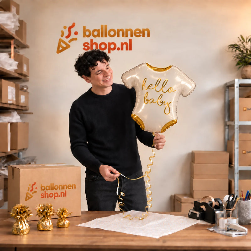 Jesse houdt de Hello Baby Helium Ballon vast in de warme inpakruimte van Ballonnenshop.nl.
