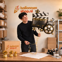 Jesse houdt de Hollywood Helium XL Ballon vast in de warme inpakruimte van Ballonnenshop.nl.