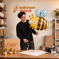 Jesse houdt de Hommel Helium XL Ballon vast in de warme inpakruimte van Ballonnenshop.nl.