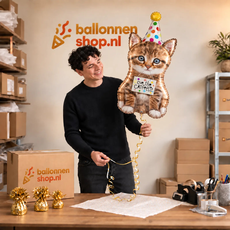 Jesse houdt de Kat Cue The Catfetti XL Ballon vast in de warme inpakruimte van Ballonnenshop.nl.