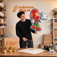 Jesse houdt de Knuckles Sonic Helium Ballon vast in de warme inpakruimte van Ballonnenshop.nl.