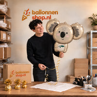 Jesse houdt de Koala Helium XL Ballon vast in de warme inpakruimte van Ballonnenshop.nl.