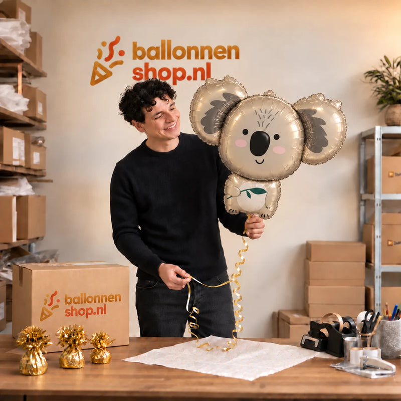 Jesse houdt de Koala Helium XL Ballon vast in de warme inpakruimte van Ballonnenshop.nl.
