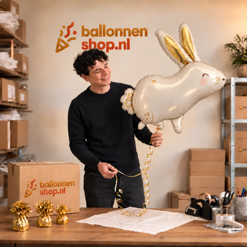 Jesse houdt de Konijn Helium XL Ballon vast in de warme inpakruimte van Ballonnenshop.nl.