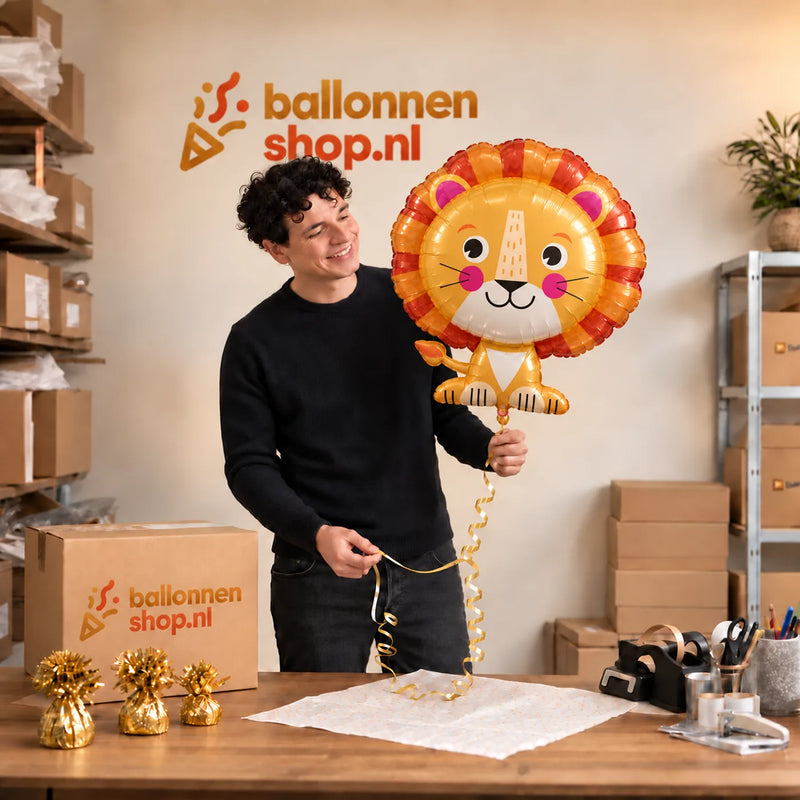 Jesse houdt de Leeuw Helium Ballon vast in de warme inpakruimte van Ballonnenshop.nl.
