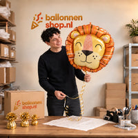 Jesse houdt de Leeuw Helium XL Ballon vast in de warme inpakruimte van Ballonnenshop.nl.