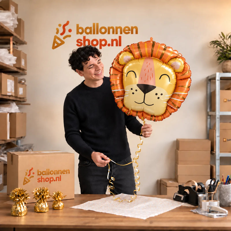 Jesse houdt de Leeuw Helium XL Ballon vast in de warme inpakruimte van Ballonnenshop.nl.