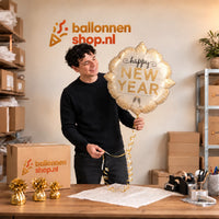 Jesse houdt de Metallic New Year Diamond Ballon vast in de warme inpakruimte van Ballonnenshop.nl.