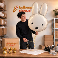 Jesse houdt de Nijntje Helium XL Ballon vast in de warme inpakruimte van Ballonnenshop.nl.