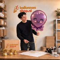 Jesse houdt de Octopus Helium Ballon vast in de warme inpakruimte van Ballonnenshop.nl.