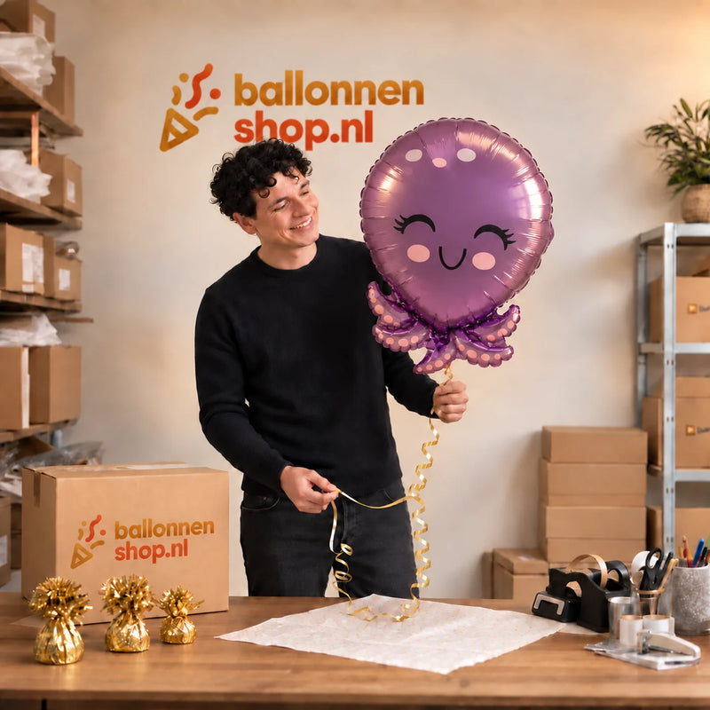 Jesse houdt de Octopus Helium Ballon vast in de warme inpakruimte van Ballonnenshop.nl.