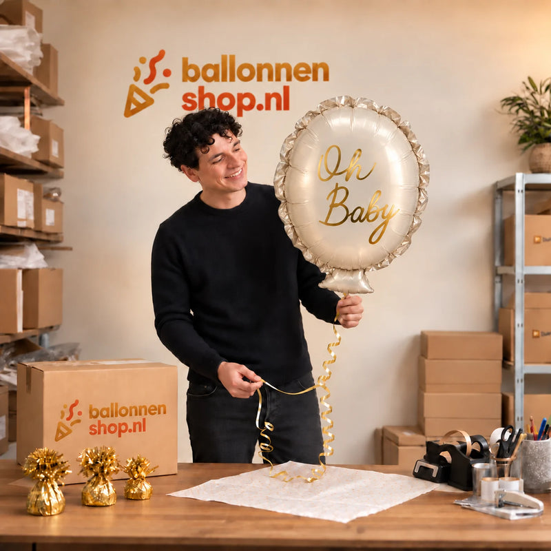 Jesse houdt de Oh Baby Helium Ballon vast in de warme inpakruimte van Ballonnenshop.nl.