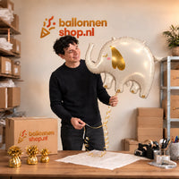 Jesse houdt de Olifant Helium XL Ballon vast in de warme inpakruimte van Ballonnenshop.nl.