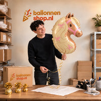 Jesse houdt de Paard Helium Ballon vast in de warme inpakruimte van Ballonnenshop.nl.